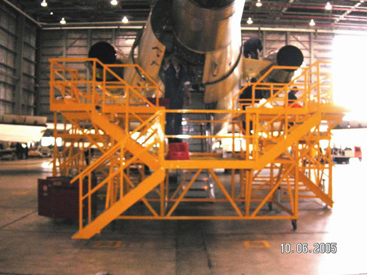 Large workstand under an aircraft engine for maintenance