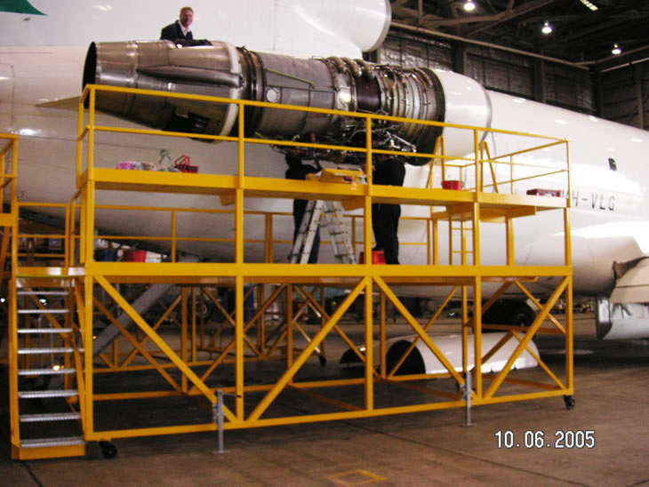 Large workstand under a aircraft engine enabling maintence access